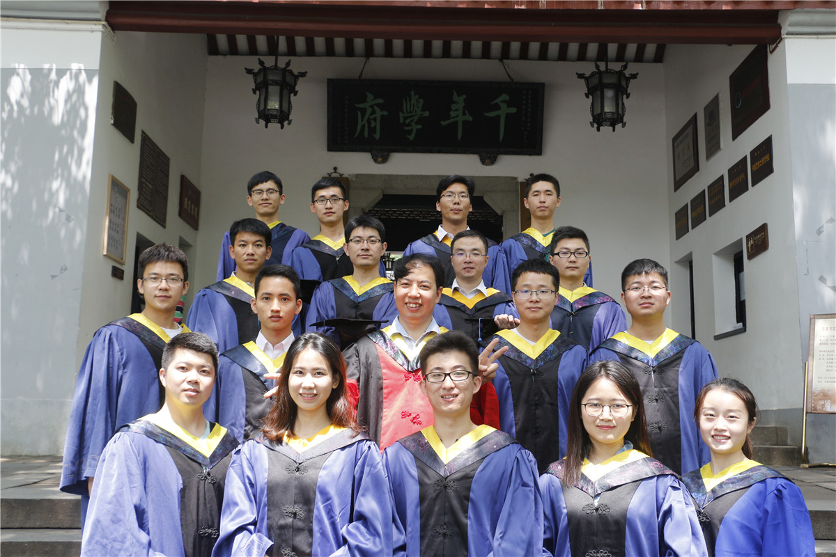 湖南大学毕业证实拍图