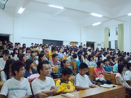 华南师范大学学费2025